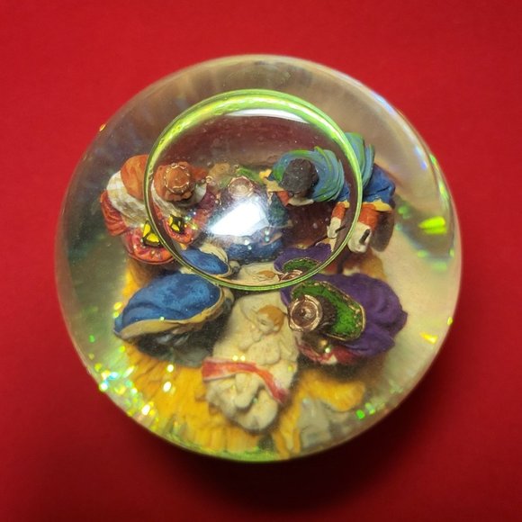 St Nicholas Square Musical Snow Globe Plays Silent Night - Picture 12 of 12